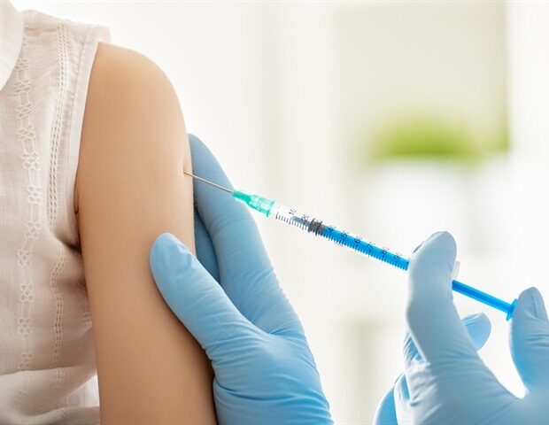 picture20172f12fa_doctor_makes_a_vaccination_to_a_child-yuganov_konstantin_cdbf1b05417f45e89b8268af4858e1c9-620x480-1986039
