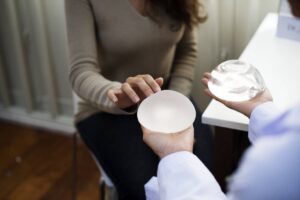 Quel type d'implant choisir pour une augmentation mammaire ?