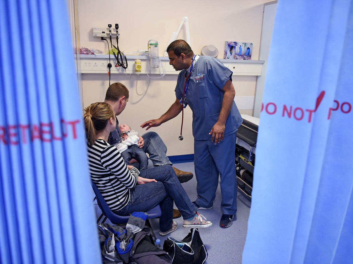 La sécurité des patients en danger alors que le NHS lutte pour faire face à la crise estivale, avertissent les patrons de la santé