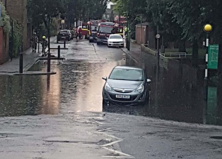 Inondations à Londres: l'hôpital évacue les patients et annule la chirurgie prévue, alors que d'autres tempêtes se préparent