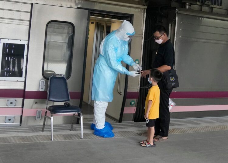 La Thaïlande envoie des patients COVID-19 dans leurs villes natales en train Anutin Charnvirakul Covid ICU Vice-Premier ministre Bangkok