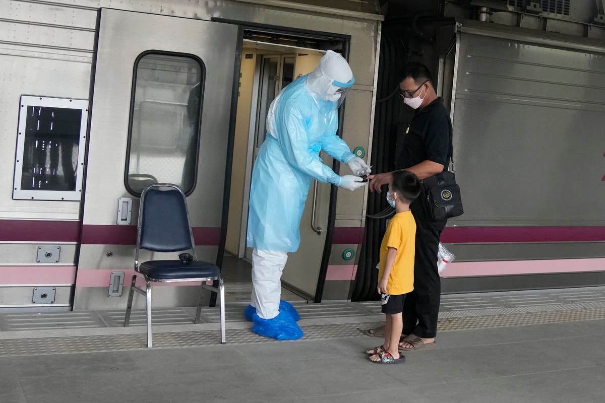 La Thaïlande envoie des patients COVID-19 dans leurs villes natales en train Anutin Charnvirakul Covid ICU Vice-Premier ministre Bangkok