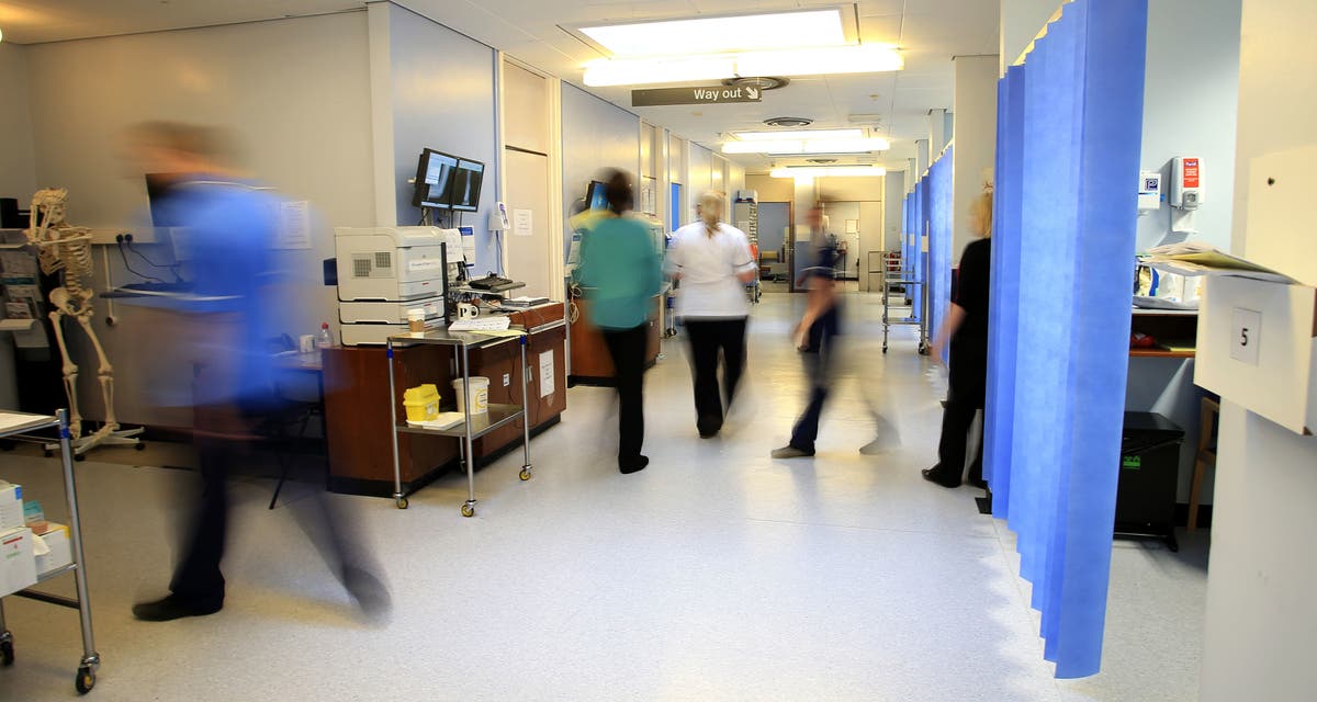 Les ministres ont averti que le NHS est aussi tendu maintenant qu'au plus fort de la pandémie