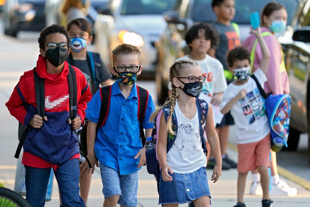 Les grands districts scolaires de Floride défient le gouverneur sur le mandat du masque