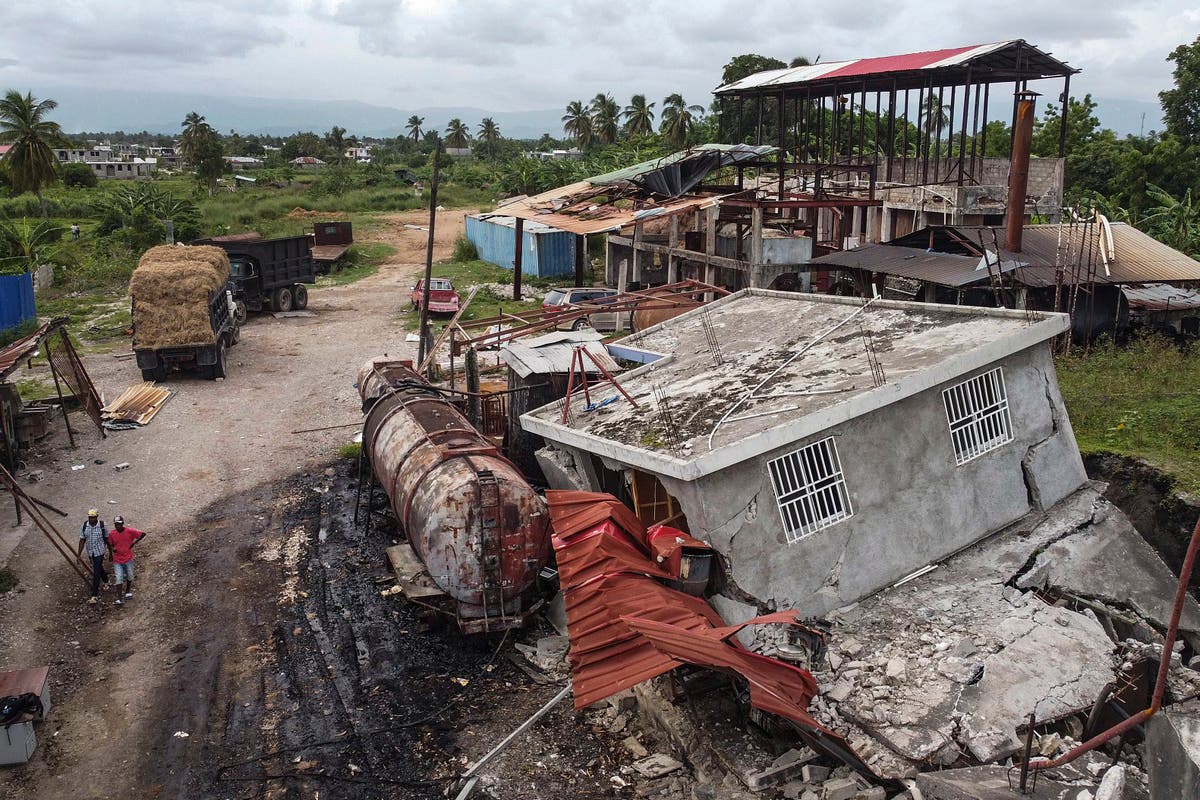 Usine d'oxygène parmi les bâtiments endommagés par le tremblement de terre en Haïti