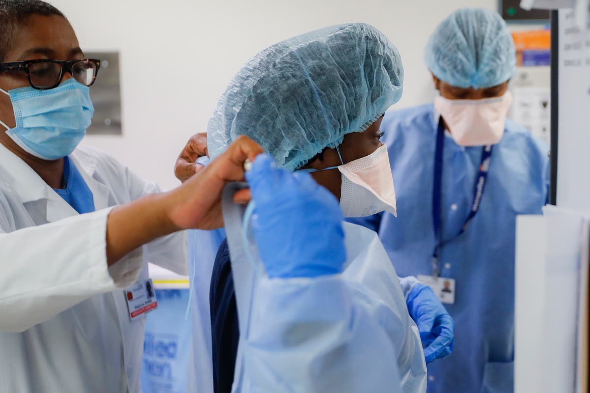 Les hôpitaux de New York craignent une pénurie de personnel alors que la date limite des vaccins approche