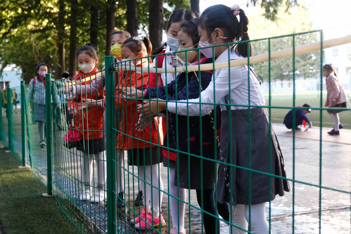 The Latest: La Hongrie signale un record de 5 mois de nouveaux cas quotidiens
