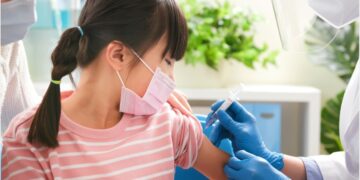 Study: Comprehensive antibody profiling of mRNA vaccination in children. Image Credit: aslysun/ Shutterstock