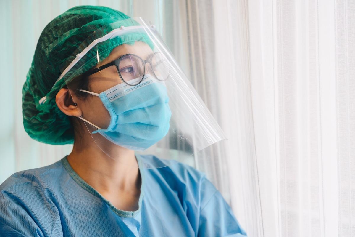 Study: Healthcare workers benefit from second dose of COVID-19 mRNA vaccine: Effects of partial and full vaccination on sick leave duration and symptoms. Image Credit: Boyloso/Shutterstock