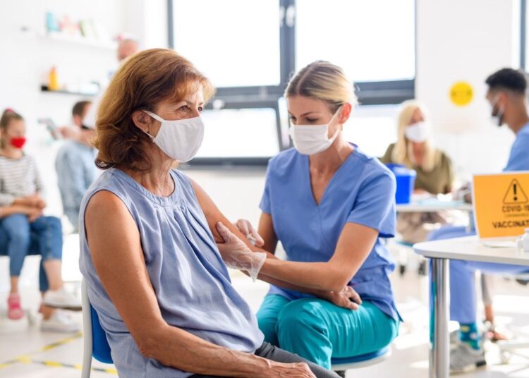 Study: Systematic review of spontaneous reports of myocarditis and pericarditis in transplant recipients and immunocompromised patients following COVID-19 mRNA vaccination. Image Credit: Halfpoint/Shutterstock