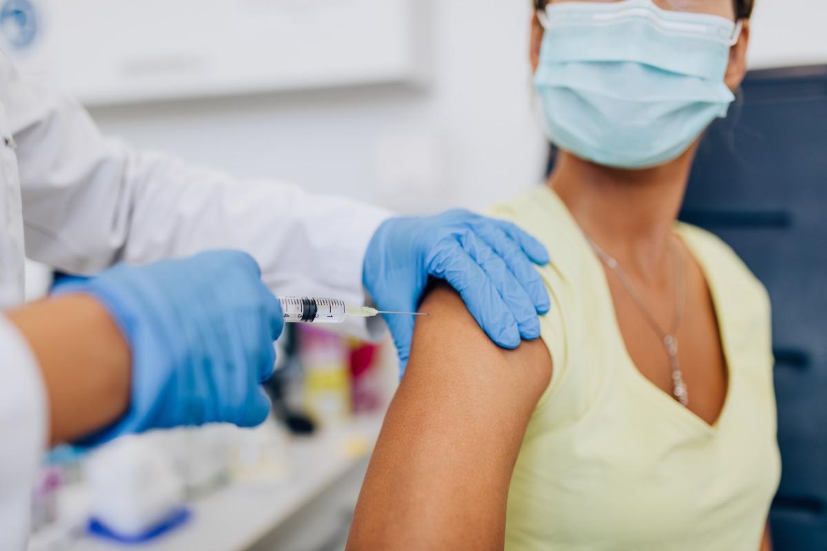 Study: Booster of mRNA-1273 Vaccine Reduces SARS-CoV-2 Omicron Escape from Neutralizing Antibodies. Image Credit: hedgehog94/Shutterstock