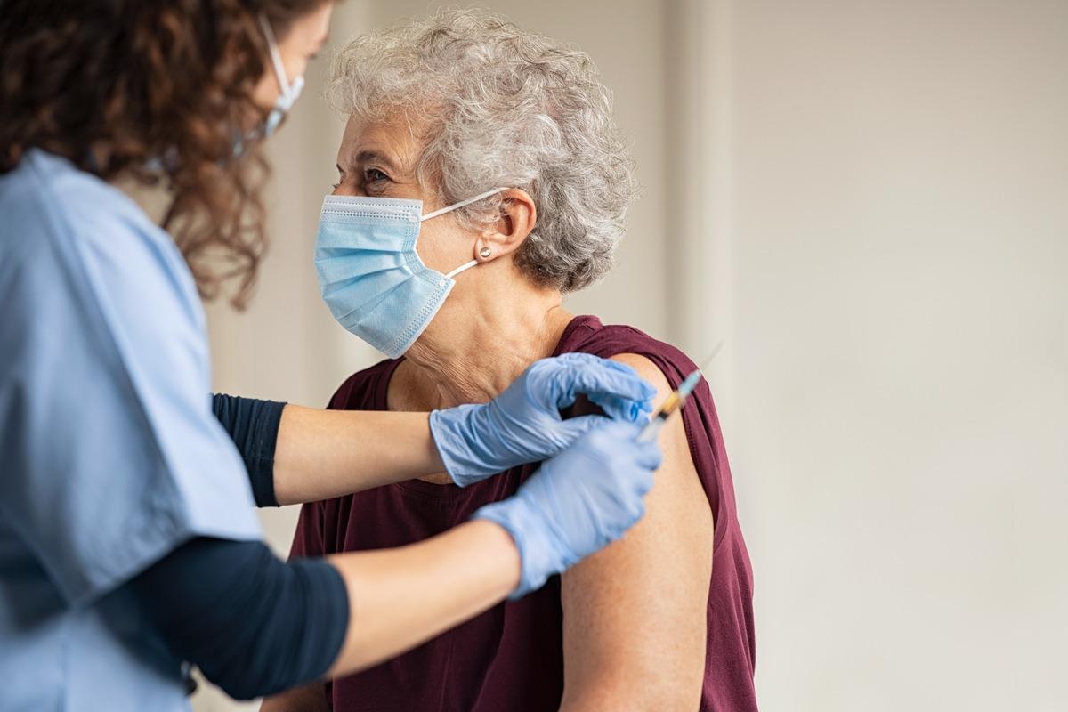 Study: Superior immunogenicity and effectiveness of the 3rd BNT162b2 vaccine dose. Image Credit: Rido/Shutterstock
