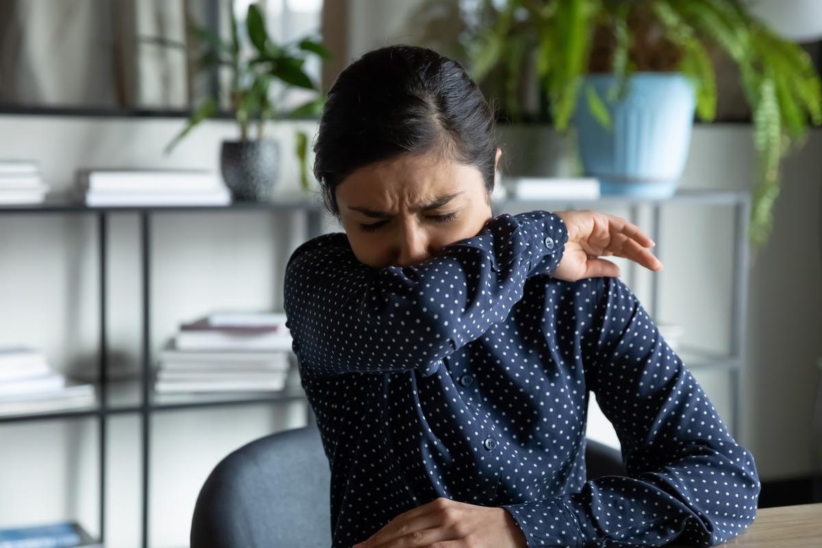 Study: Symptoms persisting after hospitalization for COVID-19: 12 months interim results of the COFLOW study. Image Credit: fizkes/Shutterstock