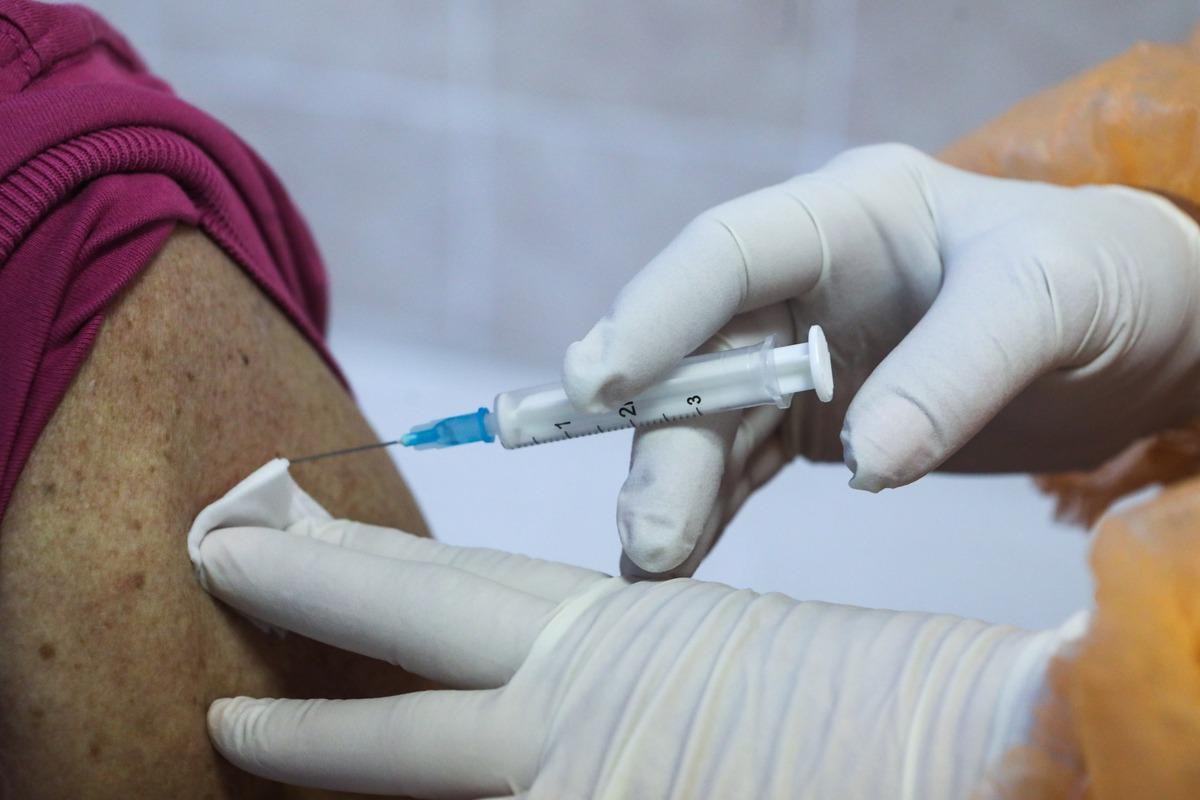 Study: Efficient mucosal antibody response to SARS-CoV-2 vaccination is induced in previously infected individuals. Image Credit: Pimen/Shutterstock