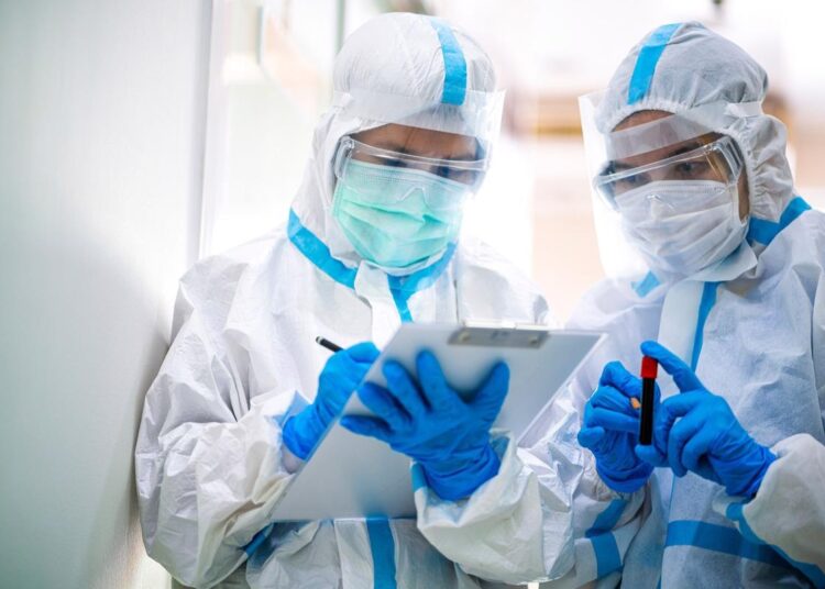 Study: Regulatory T-cells are central hubs for age-, sex- and severity-associated cellular networks during COVID-19. Image Credit: People Image Studio/Shutterstock