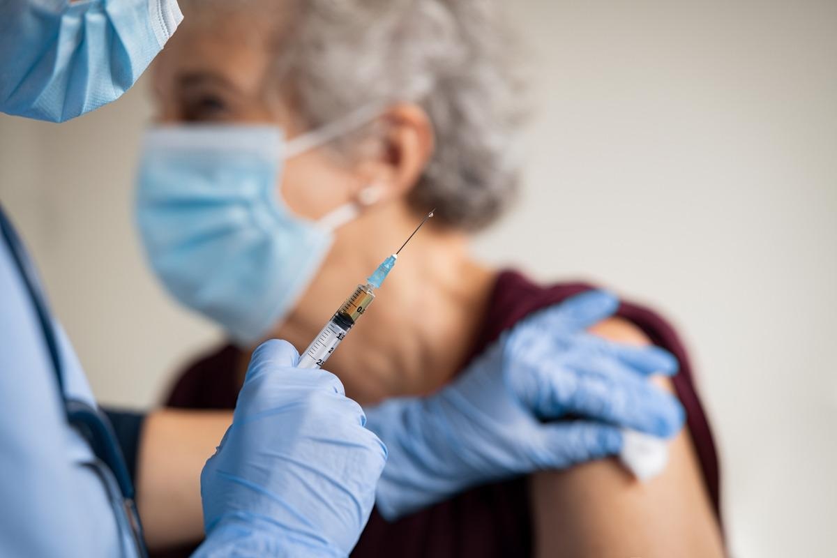 Study: BNT162b2 post-exposure-prophylaxis against COVID-19. Image Credit: Rido/Shutterstock