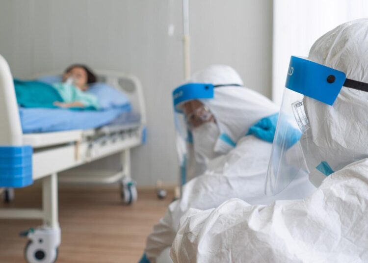 Study: Antibodies targeting conserved non-canonical antigens and endemic coronaviruses associate with favorable outcomes in severe COVID-19. Image Credits: plo/Shutterstock