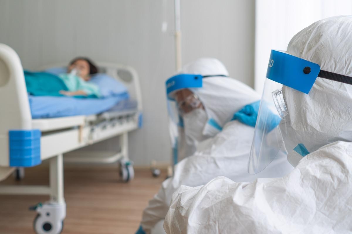 Study: Antibodies targeting conserved non-canonical antigens and endemic coronaviruses associate with favorable outcomes in severe COVID-19. Image Credits: plo/Shutterstock