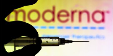 Study: mRNA-1273 Vaccine-elicited Neutralization of SARS-CoV-2 Omicron in Adolescents and Children. Image Credit: rafapress / Shutterstock.com