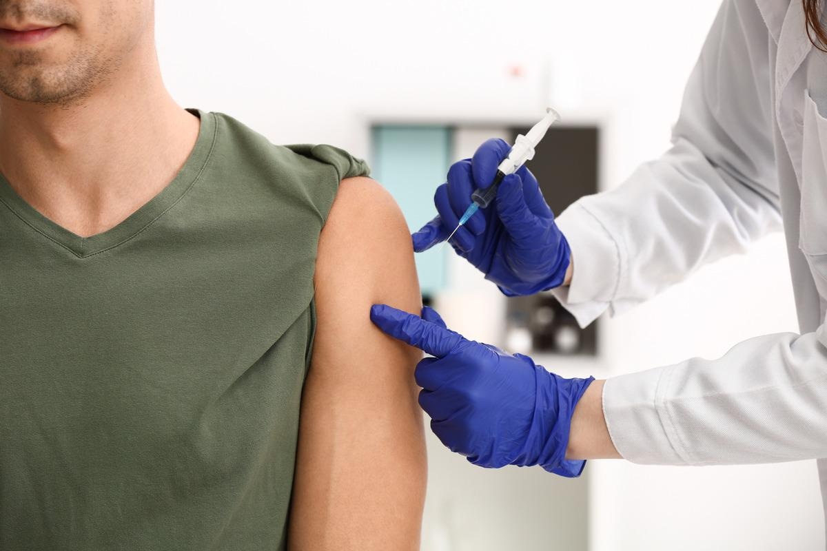 Study: Sub-optimal Neutralisation of Omicron (B.1.1.529) Variant by Antibodies induced by Vaccine alone or SARS-CoV-2 Infection plus Vaccine (Hybrid Immunity) post 6-months. Image Credit: Pixel-Shot/Shutterstock