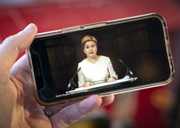 Nicola Sturgeon dit que l'Écosse doit apprendre à vivre avec Covid-19