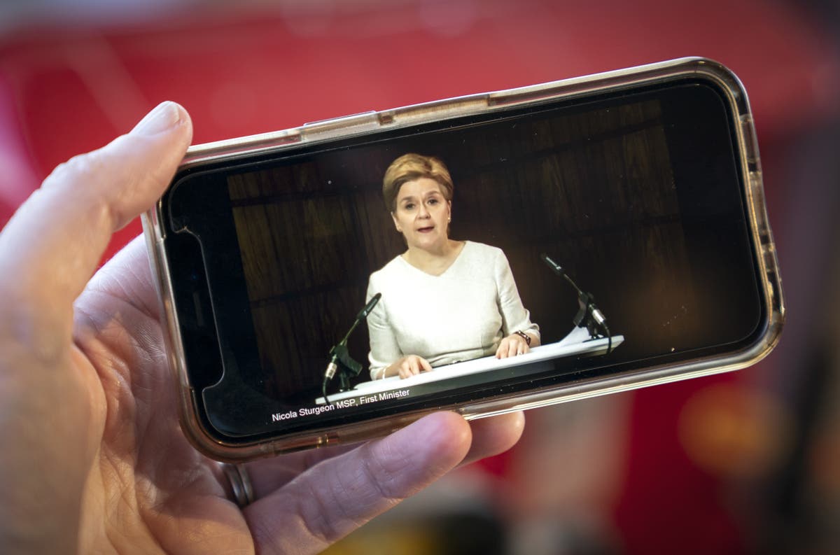 Nicola Sturgeon dit que l'Écosse doit apprendre à vivre avec Covid-19