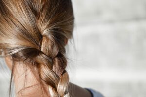 8 huiles naturelles qui favorisent la pousse des cheveux