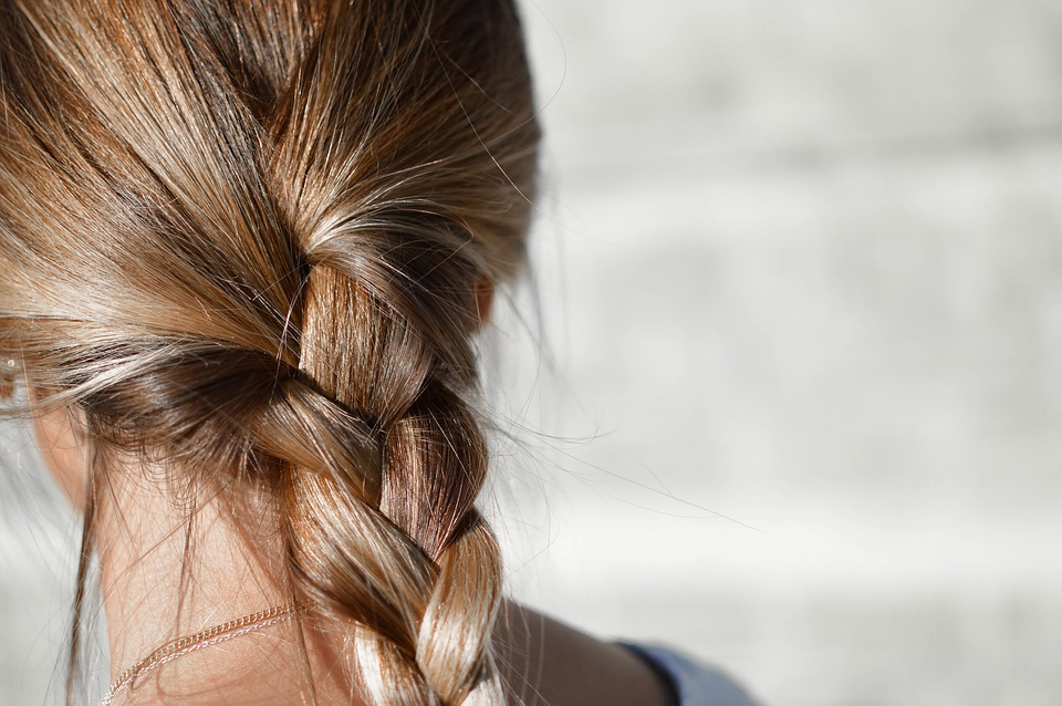 8 huiles naturelles qui favorisent la pousse des cheveux
