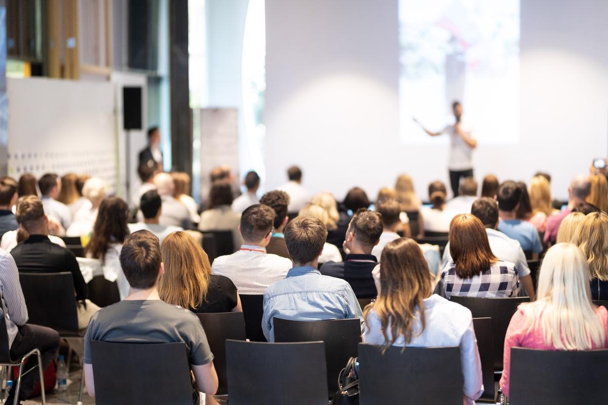 Study: Multistate Outbreak of SARS-CoV-2 B.1.1.529 (Omicron) Variant Infections Among Persons in a Social Network Attending a Convention — New York City, November 18–December 20, 2021. Image Credit: Matej Kastelic/Shutterstock