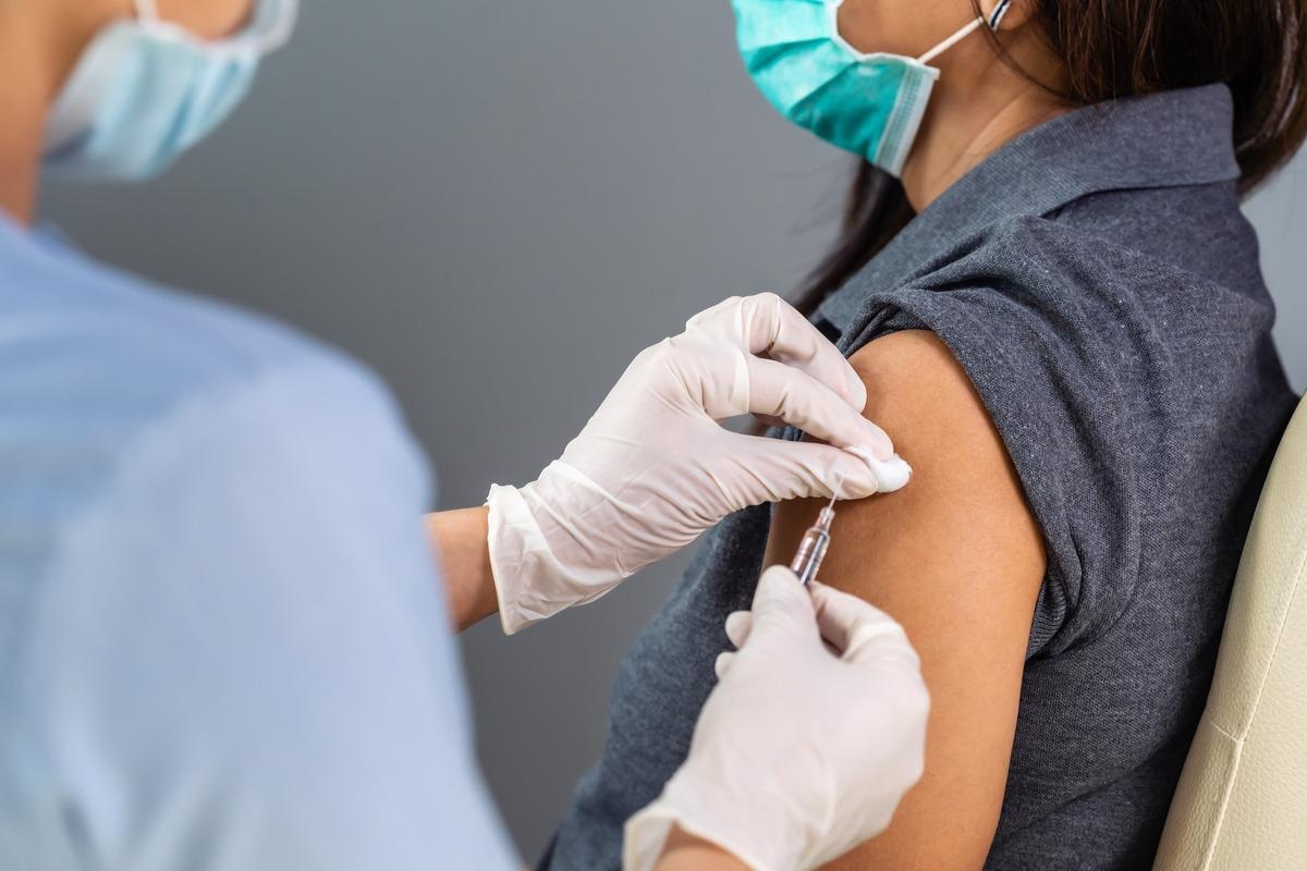 Study: The BNT162b2 mRNA SARS-CoV-2 vaccine induces transient afucosylated IgG1 in naive but not antigen-experienced vaccinees. Image Credit: BaLL LunLa/Shutterstock