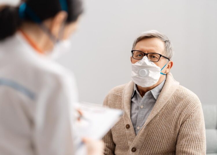Study: CCBYNC Open access Research Risk of persistent and new clinical sequelae among adults aged 65 years and older during the post-acute phase of SARS-CoV-2 infection: retrospective cohort study. Image Credit: Yuganov Konstantin/Shutterstock