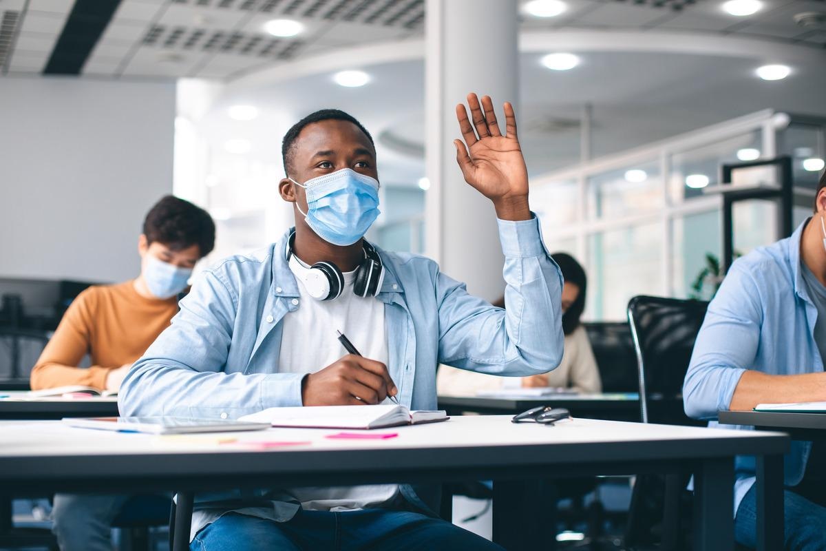 Study: Minimal SARS-CoV-2 classroom transmission at a large urban university experiencing repeated into campus introduction. Image Credit: Prostock-studio/Shutterstock