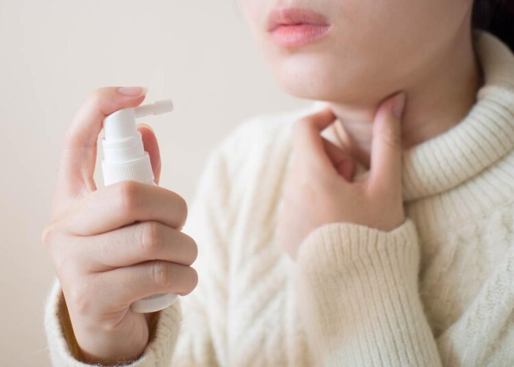 Study: Evaluation of a throat spray with lactobacilli in COVID-19 outpatients in a randomized, double-blind, placebo-controlled trial for symptom and viral load reduction. Image Credit: Orawan Pattarawimonchai/Shutterstock