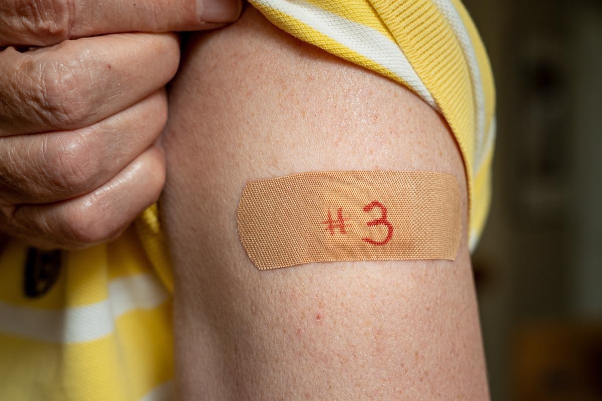 Study: Immunogenicity evaluation after BNT162b2 booster vaccination in healthcare workers. Image Credit: Steve Heap/Shutterstock