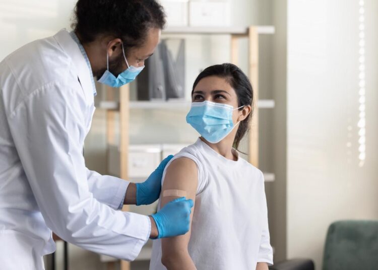 Study: Self-Reported Mask Use in SARS-CoV-2 Vaccinated and Unvaccinated Populations. Image Credit: fizkes/Shutterstock