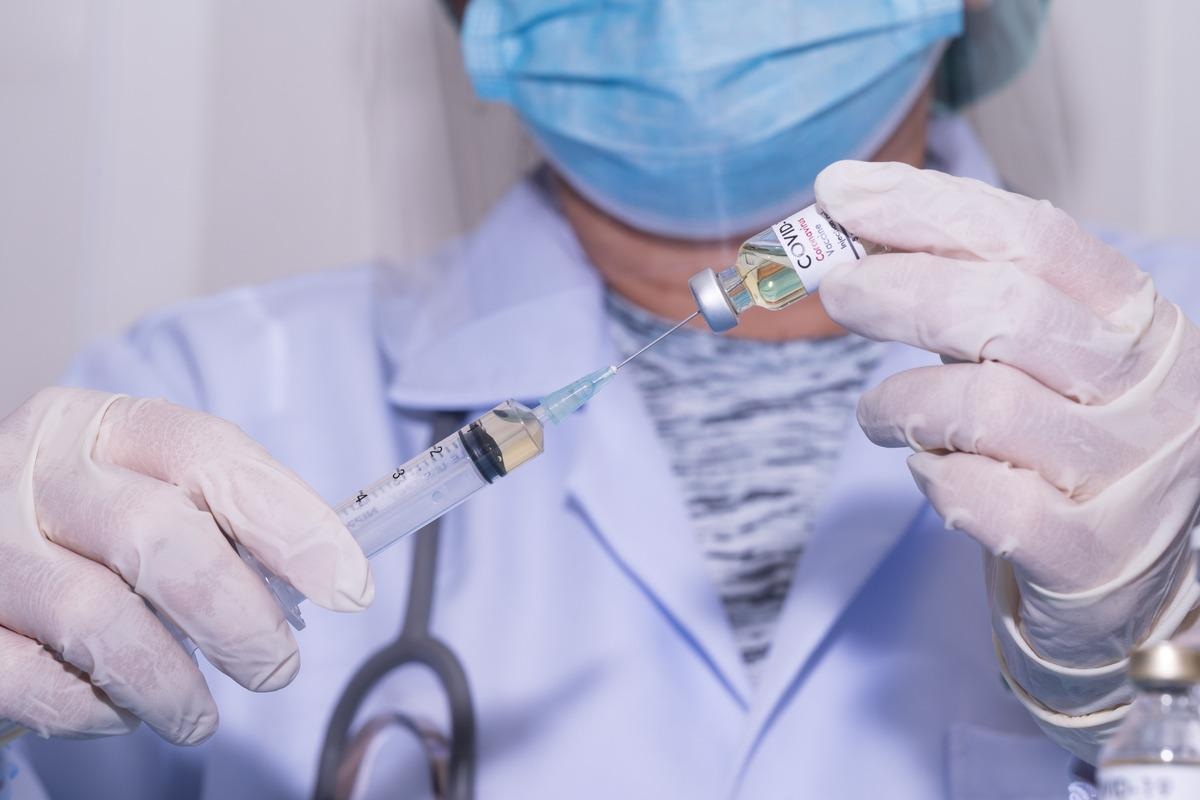 Study: mRNA-1273 but not BNT162b2 induces antibodies against polyethylene glycol (PEG) contained in mRNA-based vaccine formulations. Image Credit: Komsan Loonprom/Shutterstock