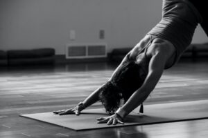 La yoga thérapie contre l’arthrose du genou