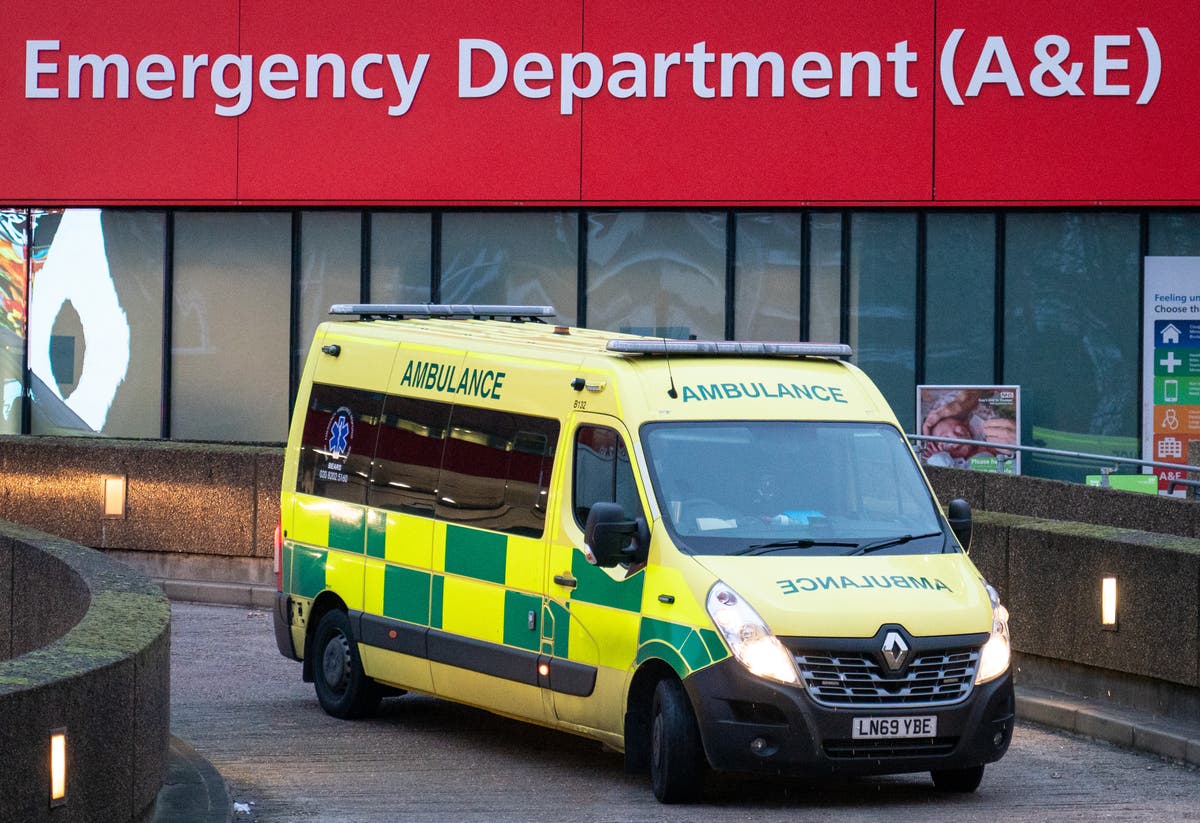 Plus de 380 000 patients A&E contraints d'attendre 12 heures alors que le NHS est accusé de cacher la véritable ampleur de la crise