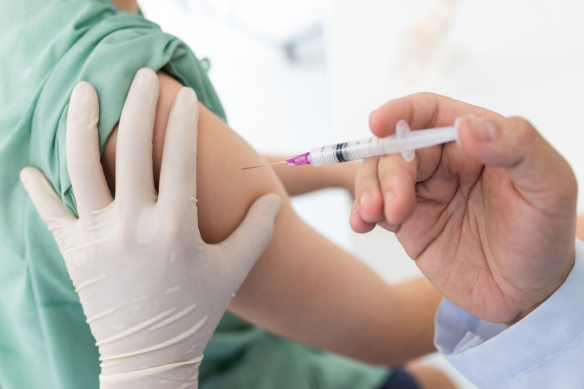 Study: Vaccination shapes evolutionary trajectories of SARS-CoV-2. Image Credit: Tong_stocker/Shutterstock