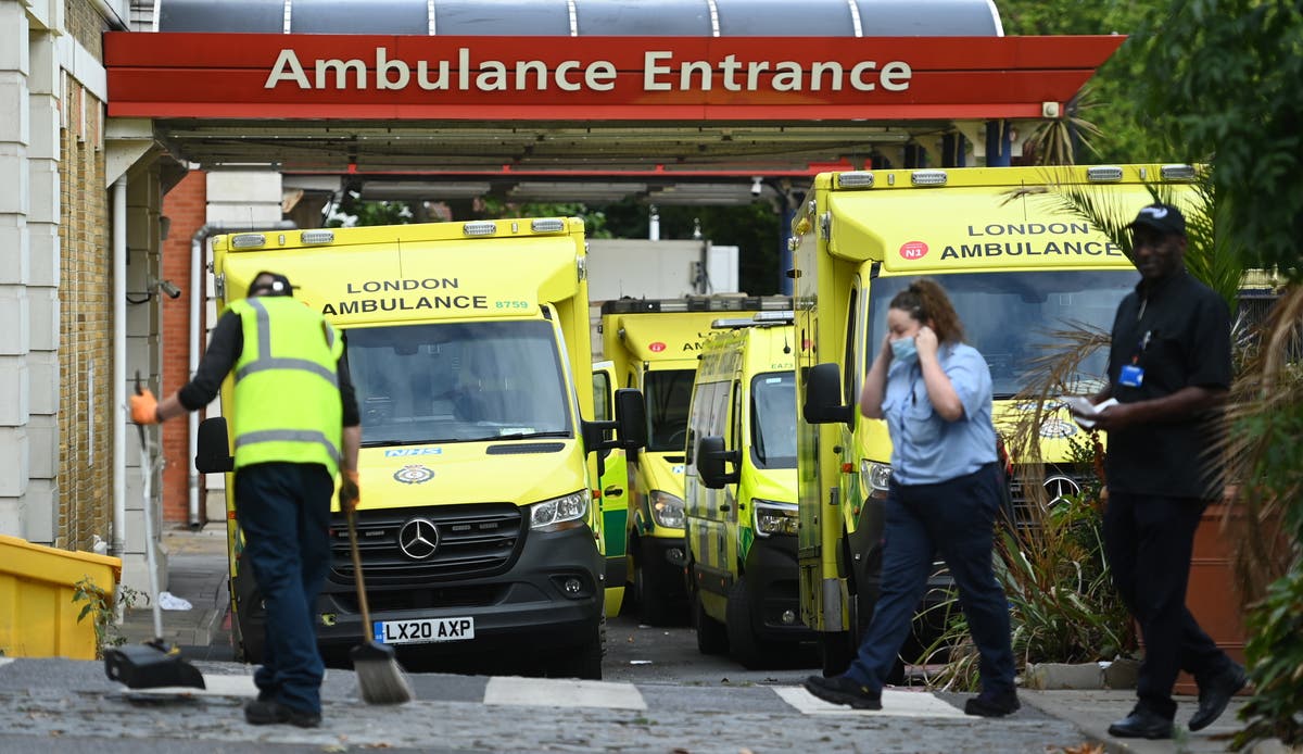 Les chefs du NHS donnent aux hôpitaux un délai pour arrêter les retards d'ambulance