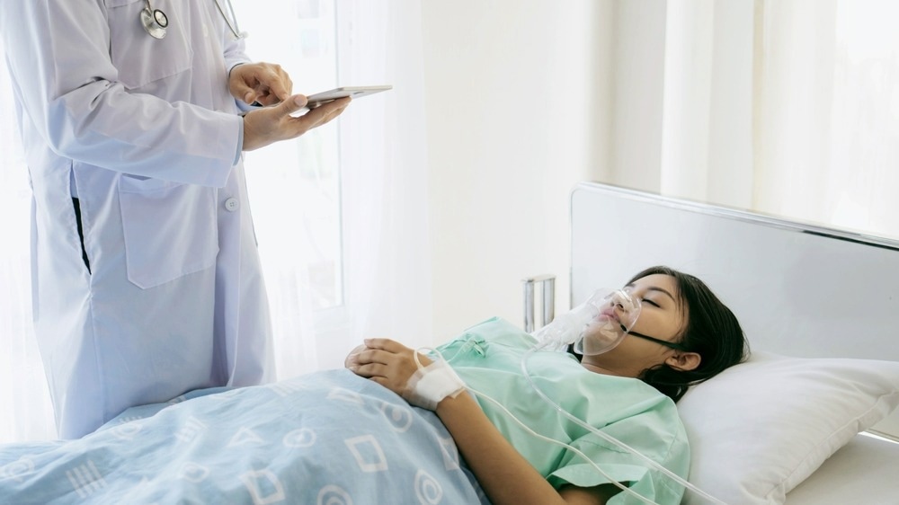 Study: QCovid 4 - Predicting risk of death or hospitalisation from COVID-19 in adults testing positive for SARS-CoV-2 infection during the Omicron wave in England. Image Credit: Photo_imagery/Shutterstock