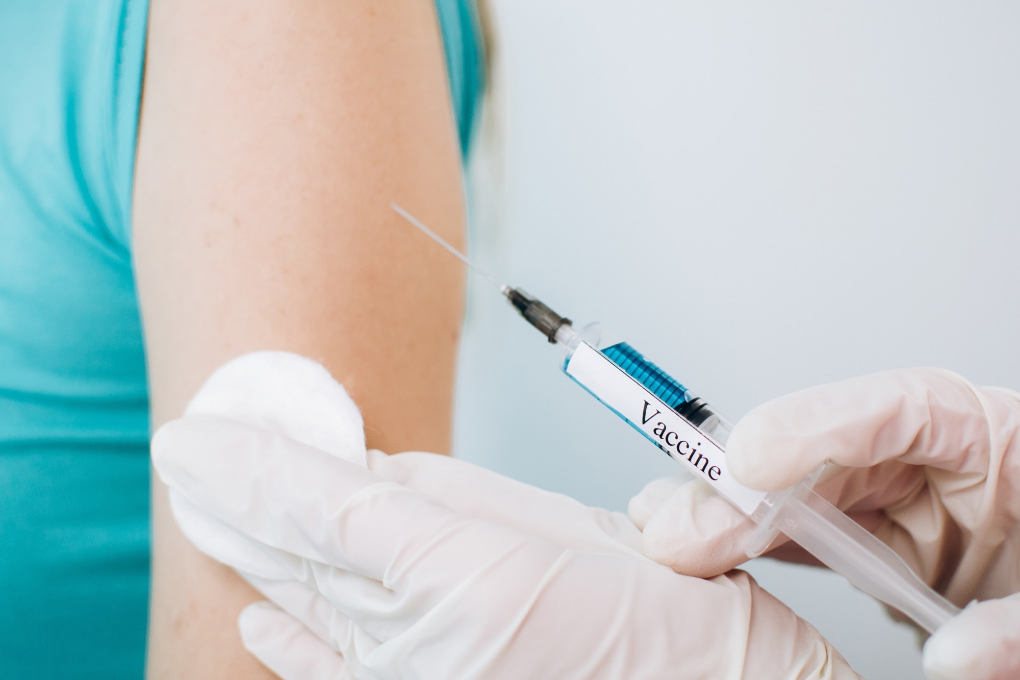 Quelle est l'importance de la vaccination contre le SRAS-CoV-2 chez les adolescents ?