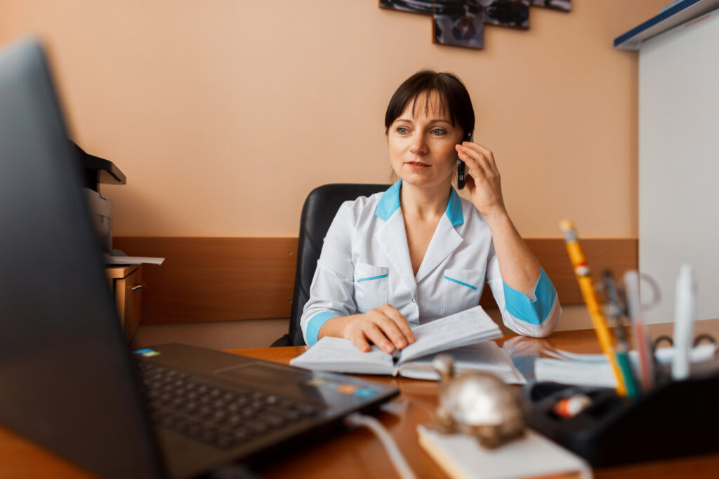 Devenir secrétaire médicale : études, formations, métier, salaire