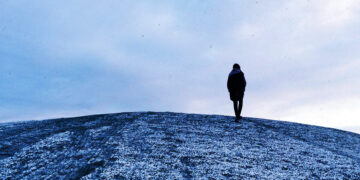 La solitude et le malheur accélèrent le vieillissement plus rapidement que le tabagisme, selon une étude