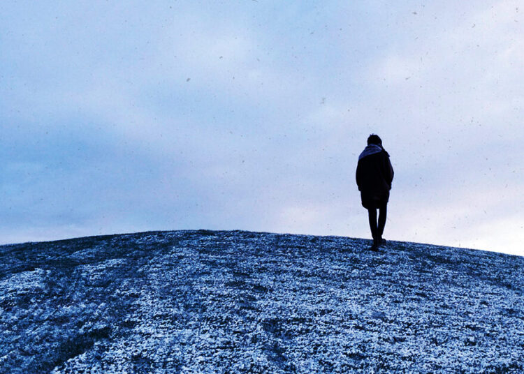 La solitude et le malheur accélèrent le vieillissement plus rapidement que le tabagisme, selon une étude