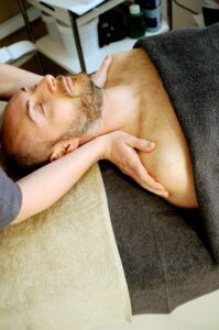 Utiliser l’ostéopathie en entreprise pour combattre les pathologies liées au travail