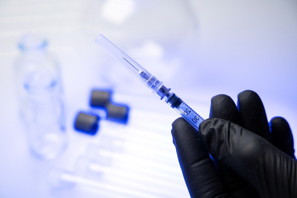 L'association du vaccin ARNm BNT16B2b2 COVID-19 avec la thrombocytopénie et la pneumonie : à propos d'un cas