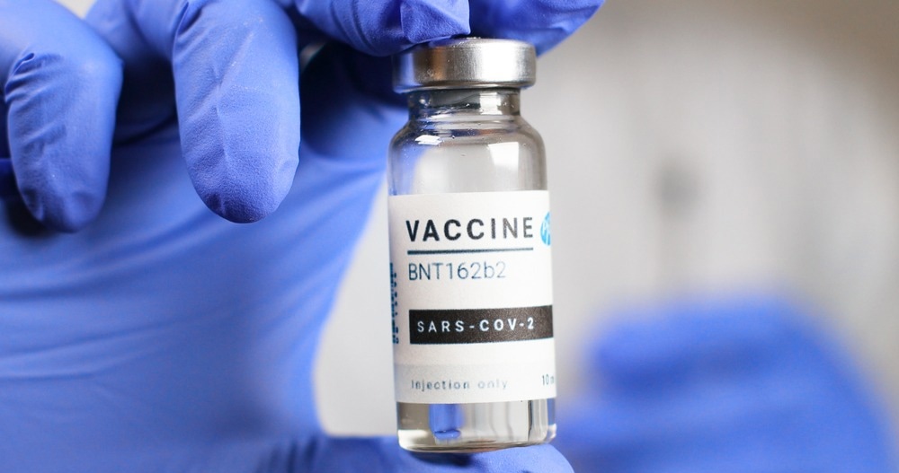 Study: A boost with SARS-CoV-2 BNT162b2 mRNA vaccine elicits strong humoral responses independently of the interval between the first two doses. Image Credit: Irina Shatilova/Shutterstock