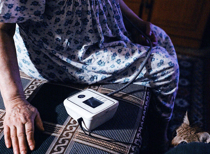 Les personnes âgées devraient-elles vérifier régulièrement leur tension artérielle à la maison ?