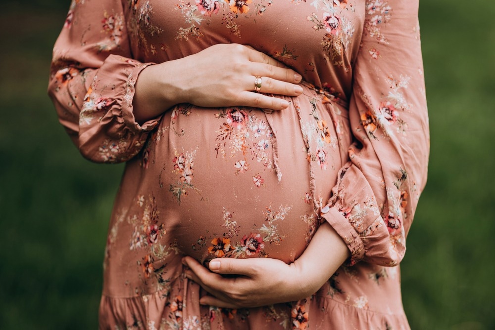 Quel est l'effet de la vaccination COVID-19 chez les femmes enceintes et post-partum infectées par différentes variantes du SRAS-CoV-2 ?